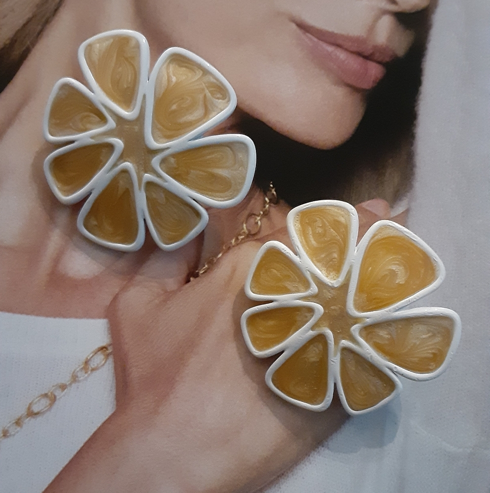 VINTAGE SIGNED MONET ENAMEL FLOWER CLIP EARRINGS